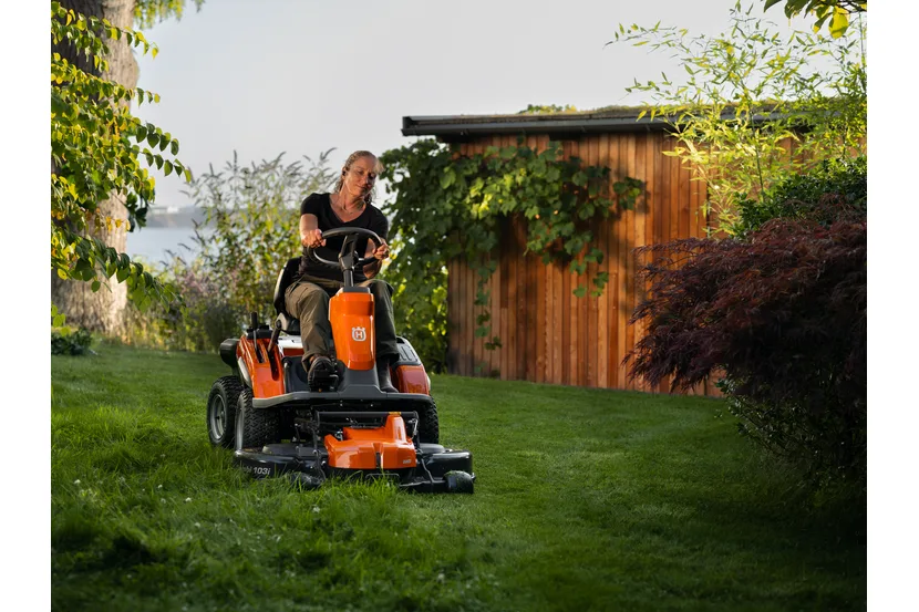 Акумуляторна фронтальна косарка-трактор Husqvarna R 200iX AWD — фото 2
