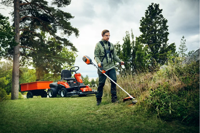 Акумуляторна травокосарка Husqvarna 325iR професійна для саду — фото 5