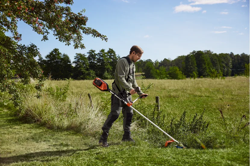 Акумуляторна травокосарка Husqvarna 325iR професійна для саду — фото 4